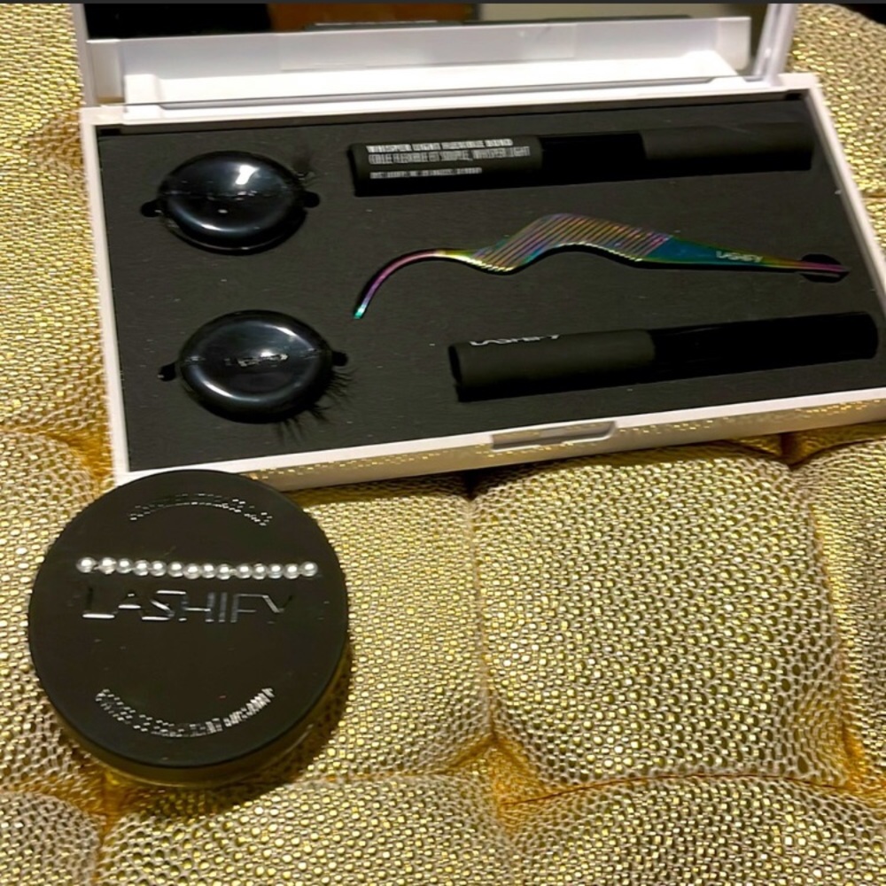 Lashify Kit- with lashes, tool, bonding glue, lash storage case and mirror